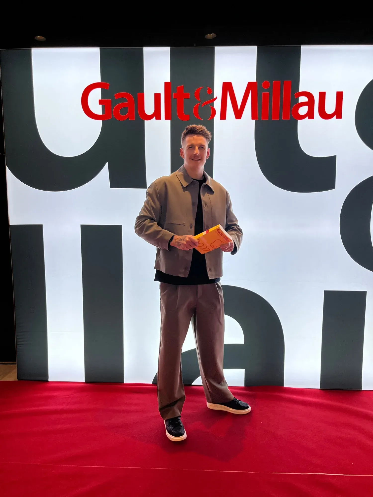 Clemens Gesser with the Gault&Millau 2027 guide at the award event