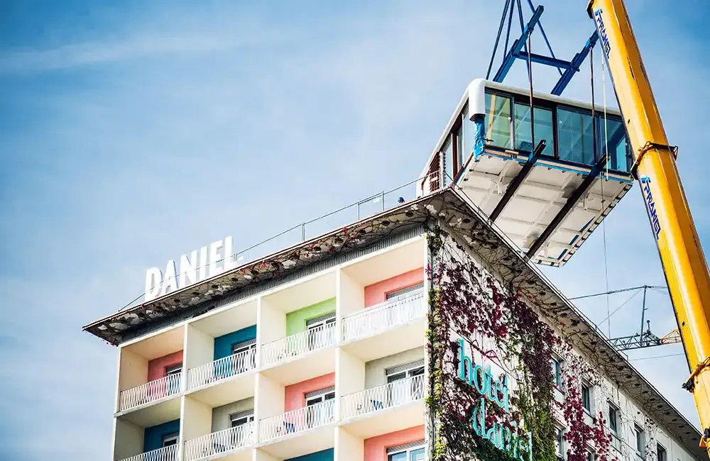 Crane lifting the LoftCube onto the roof of Hotel Daniel Graz