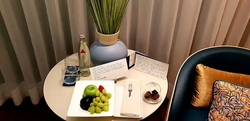 Welcome fruit and pralines in a room at the SIDE Hotel Hamburg