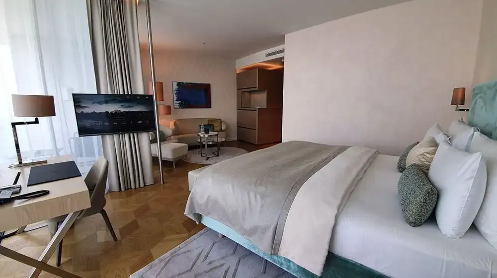 Room with sitting area at The Fontenay Hamburg