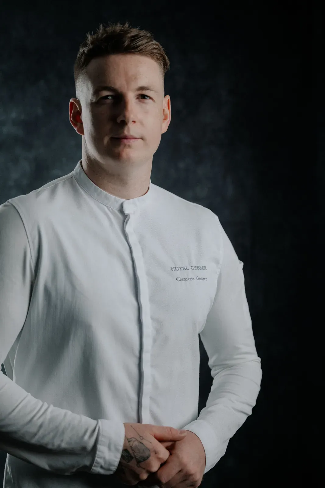 Portrait of Clemens Gesser in his white chef's jacket