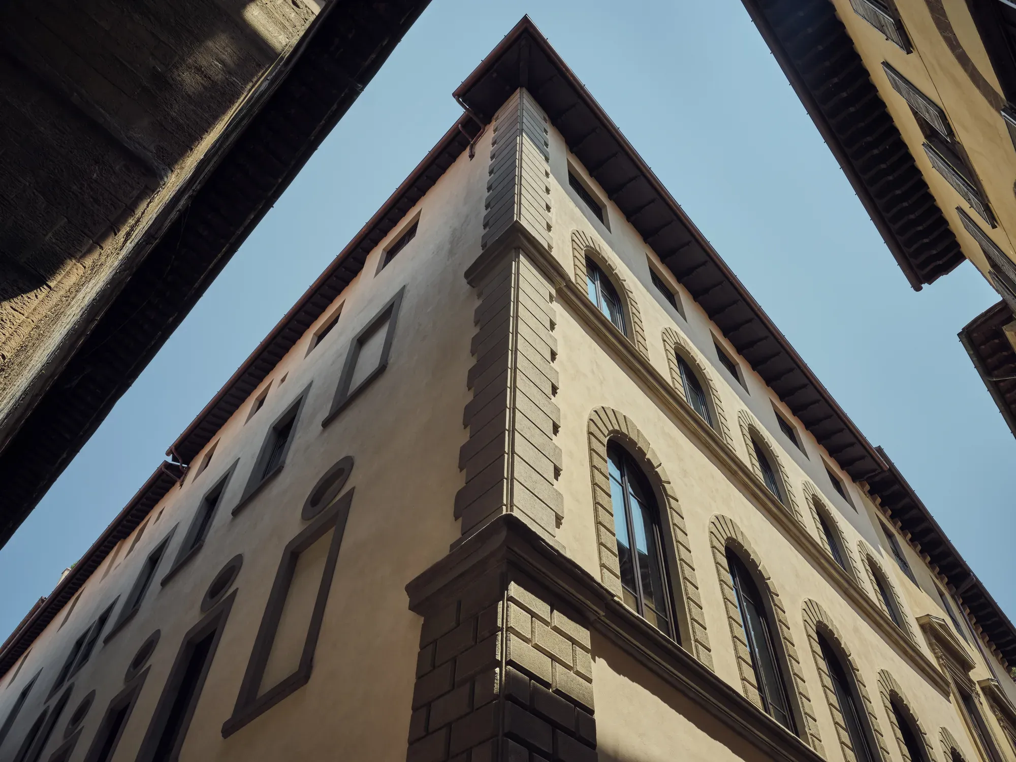 The stone façade of the 15th-century palazzo of La Réserve Firenze in the Oltrarno