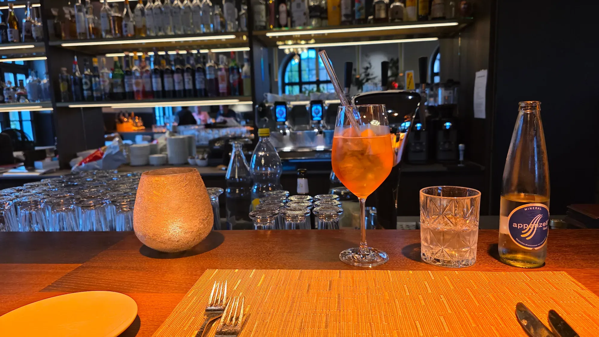The bar at Restaurant Löwengarten in Rorschach with arched windows behind the back bar