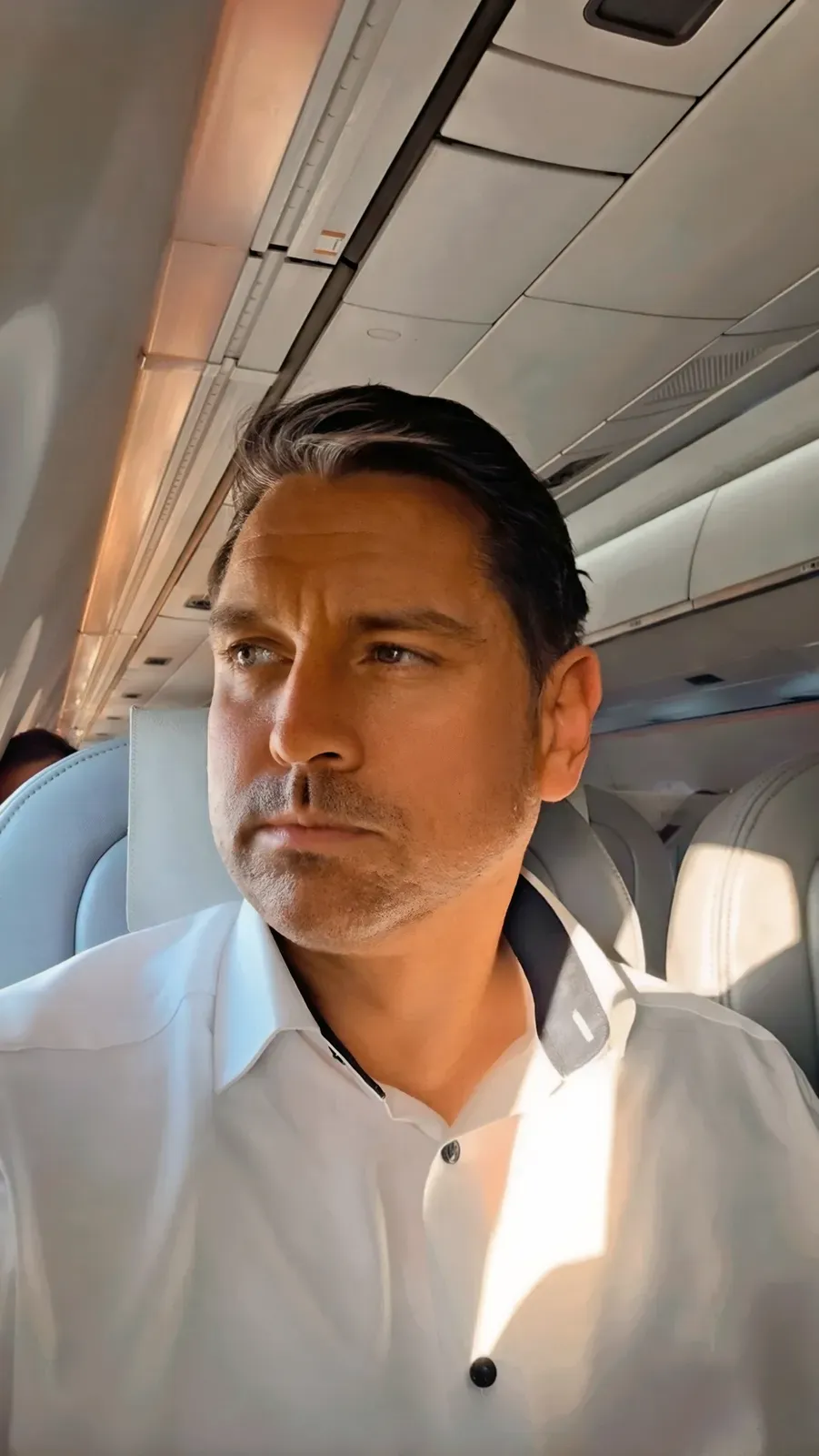 Roger Hohl in his seat on the Helvetic Embraer E195-E2 flying for SWISS