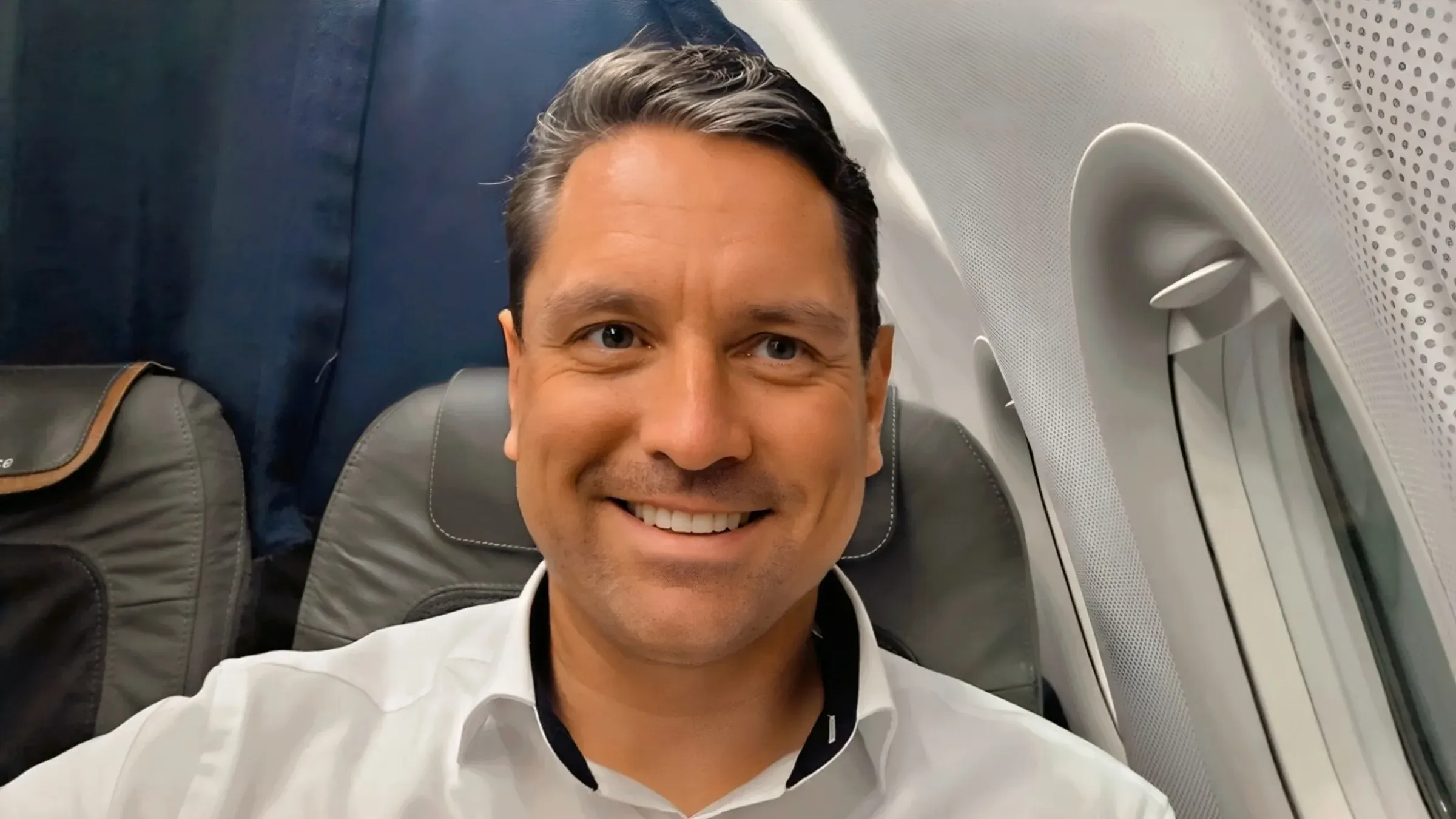 Roger Hohl smiling in his window seat in Lufthansa A321 Business Class from Munich to Hamburg