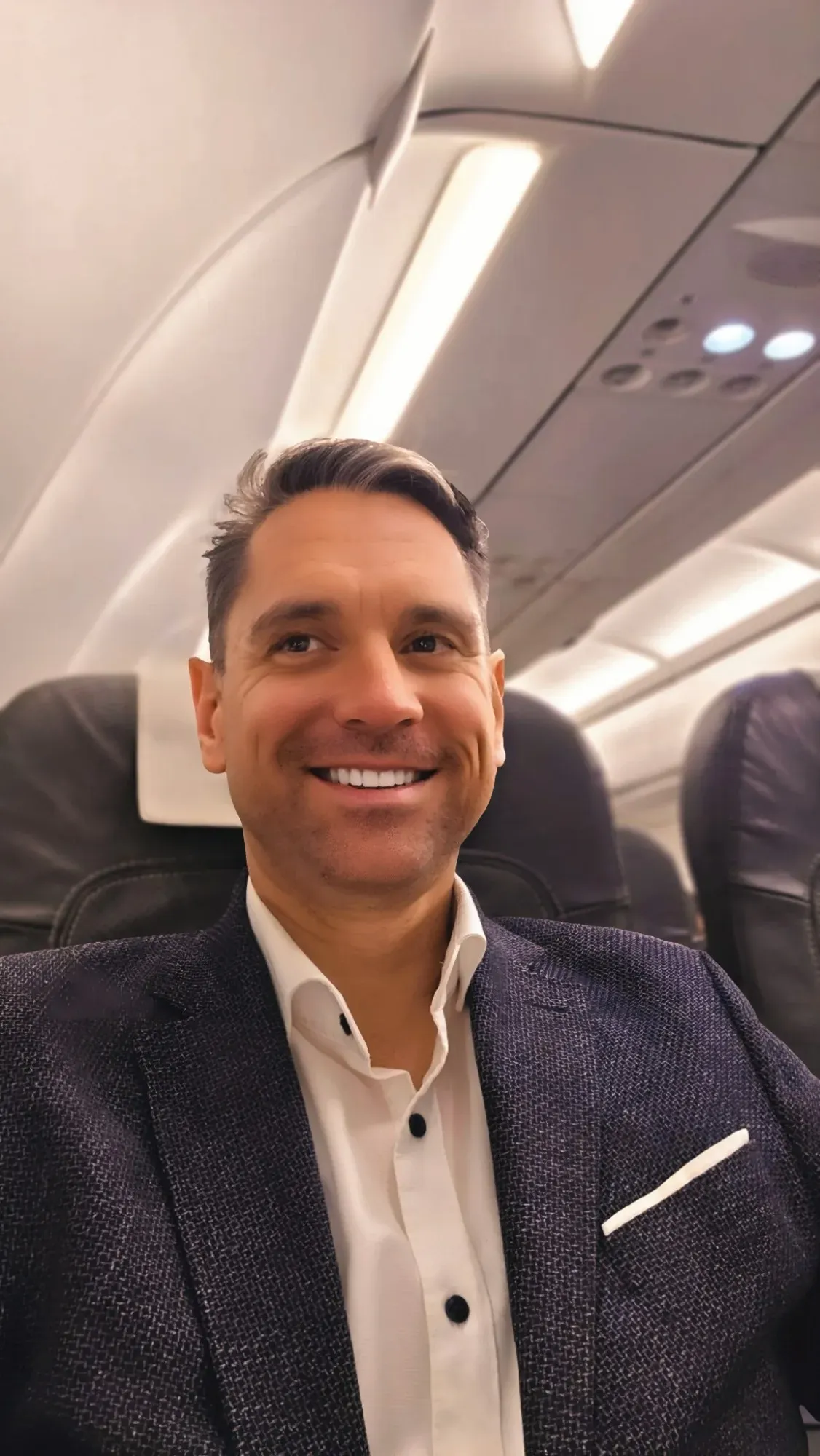 Roger Hohl smiling in his seat in SWISS A321 Business Class from Hamburg to Zurich