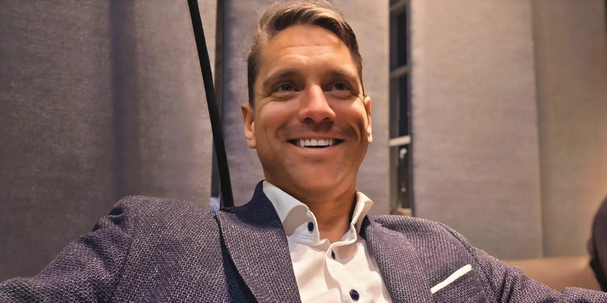 Roger Hohl smiling in the Lufthansa Senator Lounge at Hamburg Airport before his SWISS A321 flight to Zurich