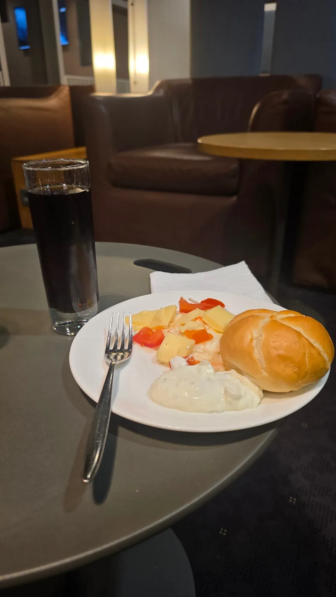 A plate with a bread roll, cheese, tomatoes and a dip in the Lufthansa Senator Lounge Hamburg