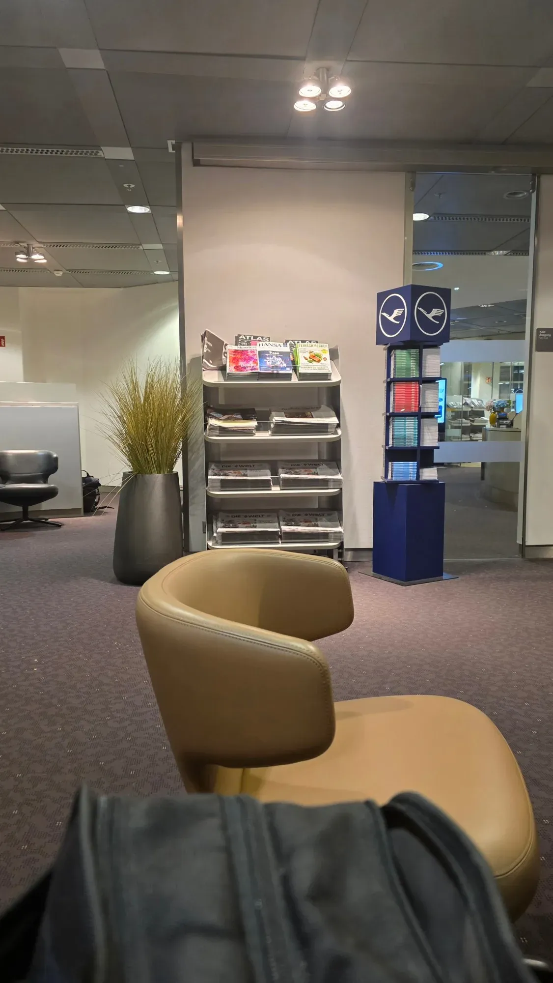 Newspapers, magazines and the Lufthansa crane in the Senator Lounge Hamburg