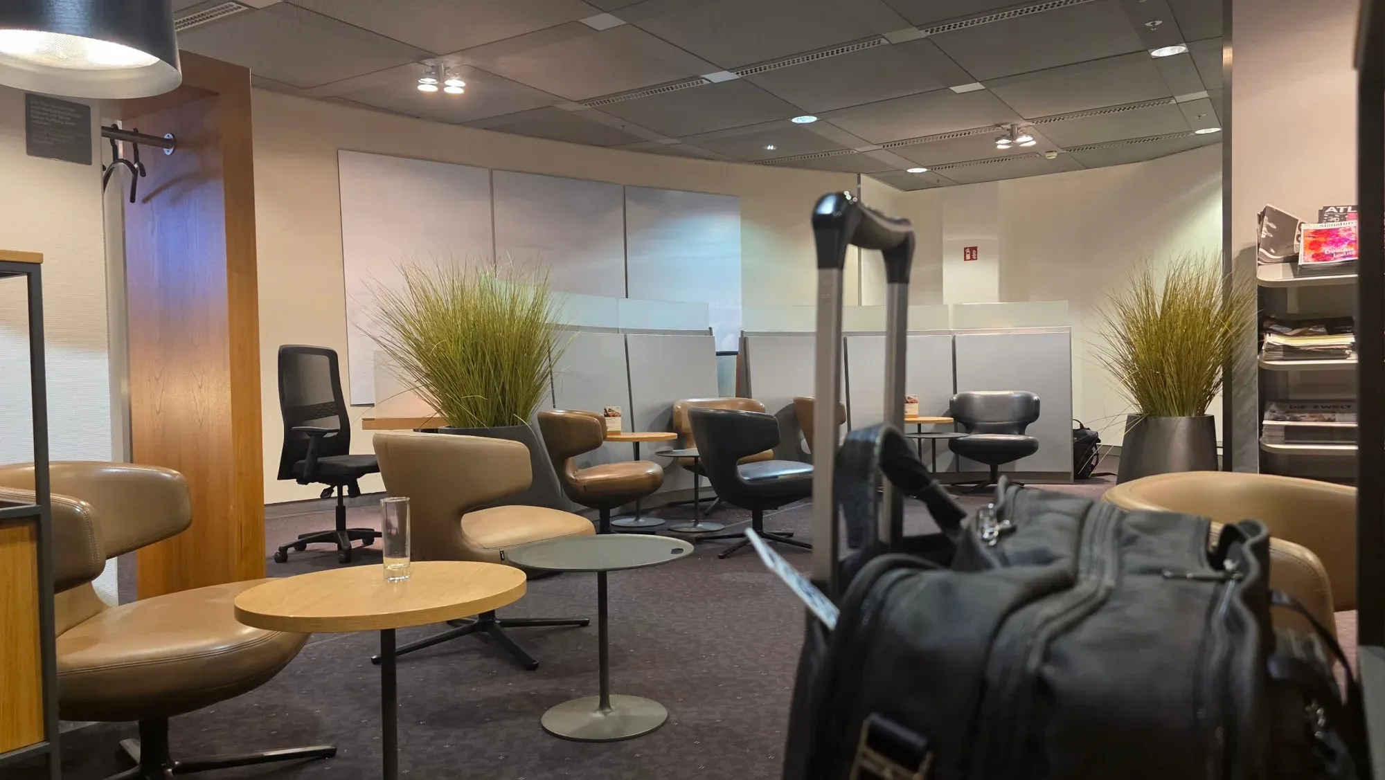 Leather armchairs and work booths in the Lufthansa Senator Lounge at Hamburg Airport