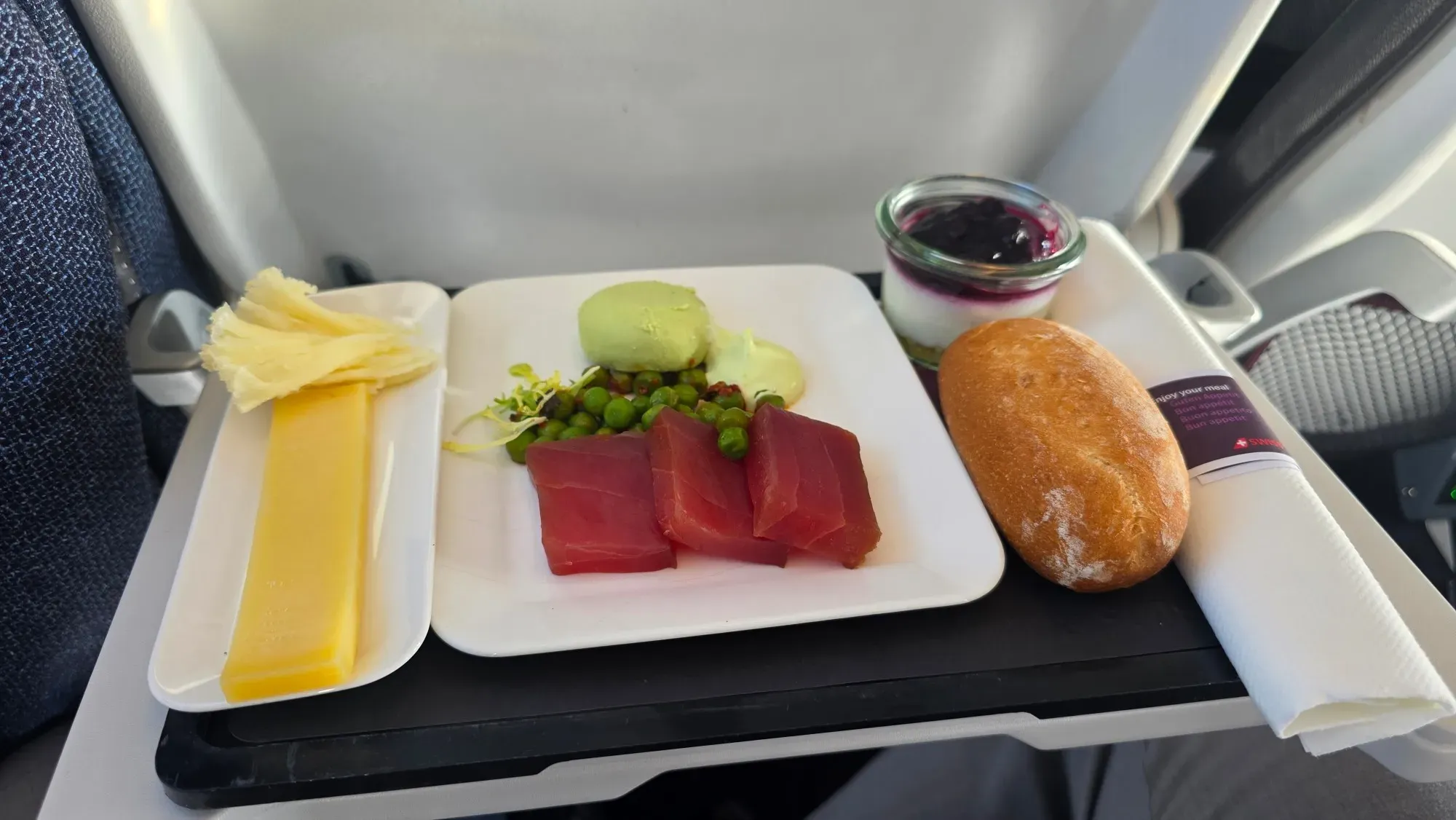 SWISS Business Class meal on the A321neo from Hamburg to Zurich with tuna, peas, Tête de Moine, hard cheese, a bread roll and a blueberry dessert
