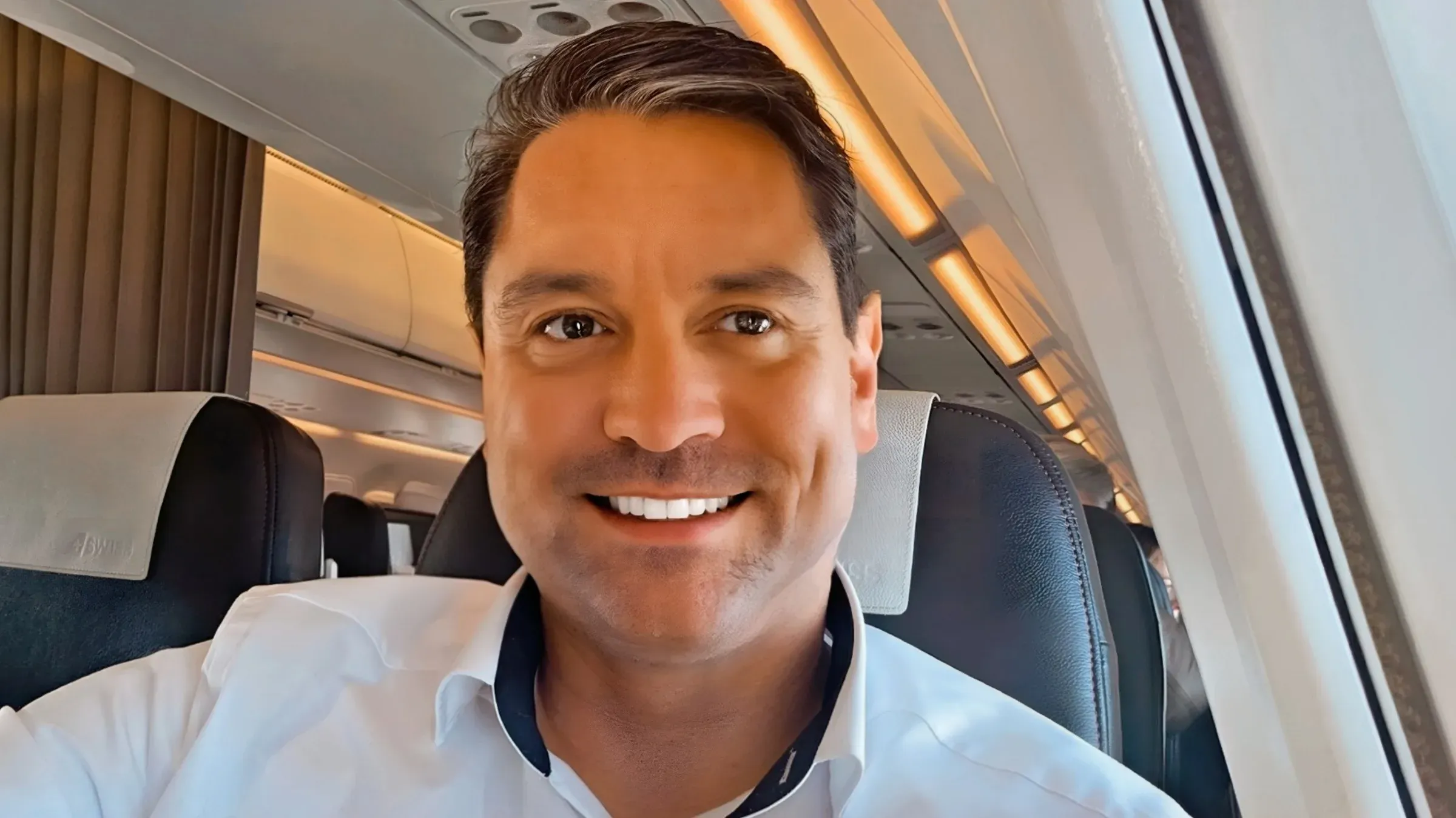Roger Hohl smiling in his seat in SWISS A321neo Business Class from Hamburg to Zurich