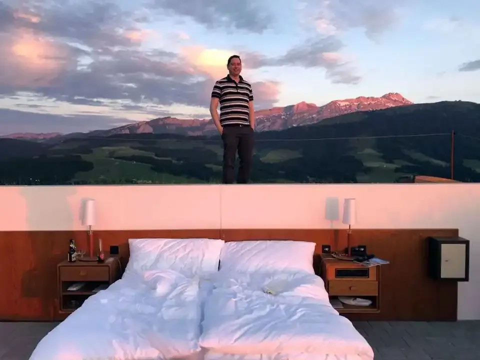 The open-air bed of the Null Stern Hotel at sunset