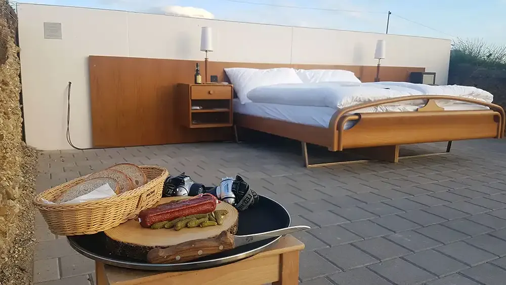 Snack beside the open-air bed of the Null Stern Hotel