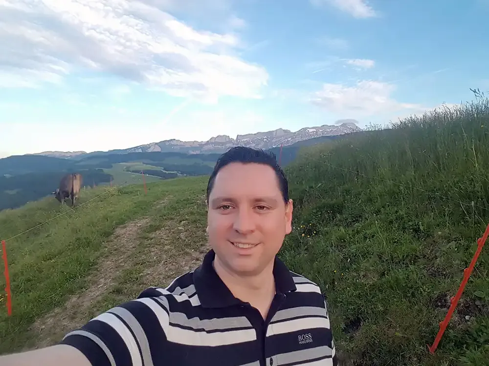 Roger Hohl on the meadow near the Null Stern Hotel