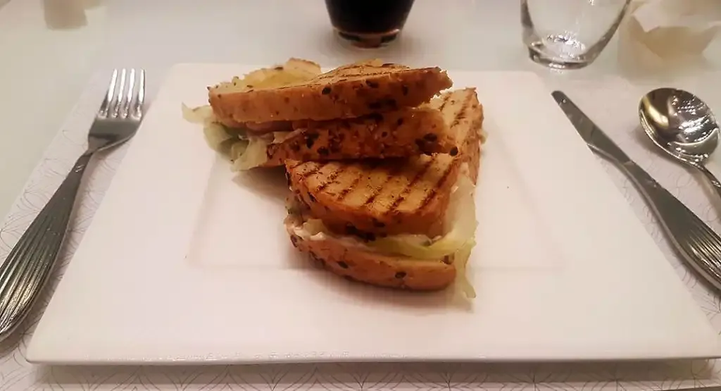 Grilled sandwich in the Oryx Lounge in Doha