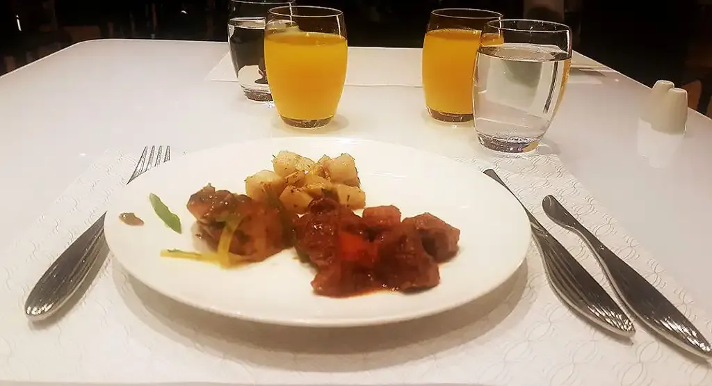 Hot dish with juices in the Oryx Lounge in Doha
