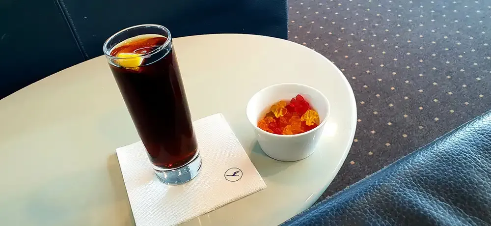 Drink and snack in the Lufthansa Business Lounge in Hamburg