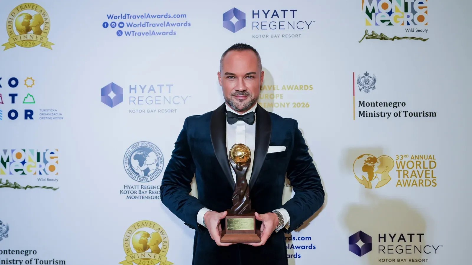 Stefan Vasic of SWISS with the World Travel Awards trophy
